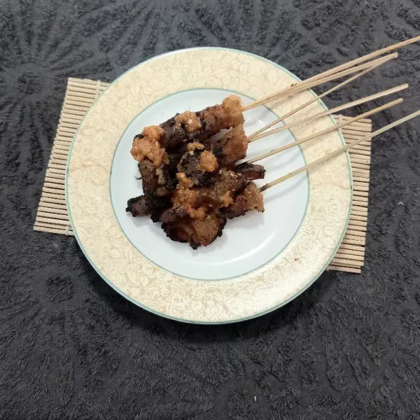 Sate kikil mercon siap untuk disajikan.