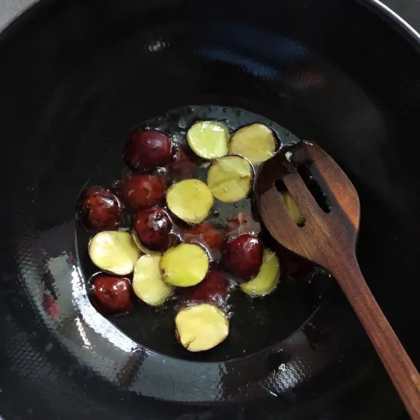 Panaskan minyak goreng,lalu goreng jengkol sampai kuning kecoklatan, kemudian angkat dan tiriskan,lalu geprek/pipihkan jengkol.