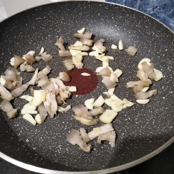 Lalu masukkan daging. Aduk