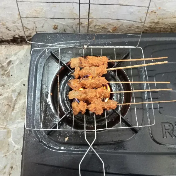 Olesi lebih tebal kembali dengan sisa bumbu tadi, kemudian bakar lagi. Angkat dan tiriskan.