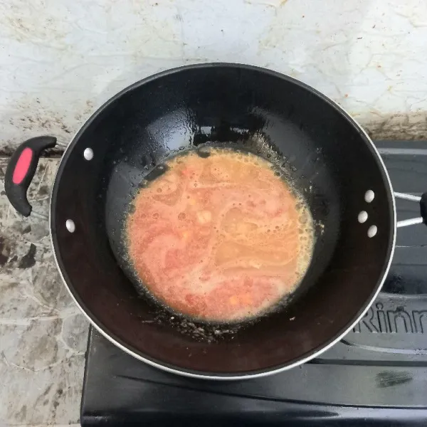 Tumis bumbu halus sampai wangi.