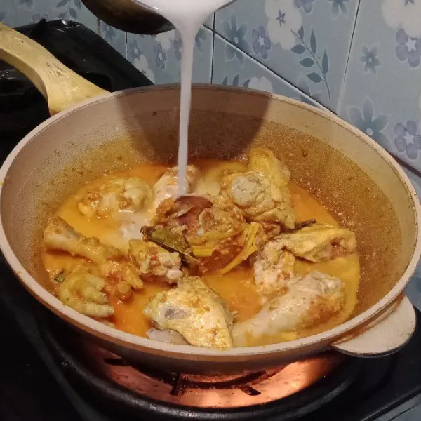 Masukkan santan cair lalu masak hingga ayam matang dan empuk
