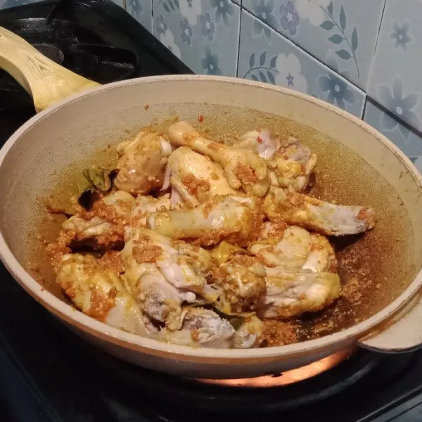 Kemudian masukkan ayam aduk-aduk hingga tercampur merata