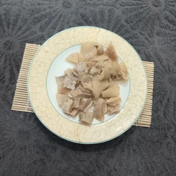 Iris-iris kikil sapi yang sudah direbus tadi, lalu sisihkan.