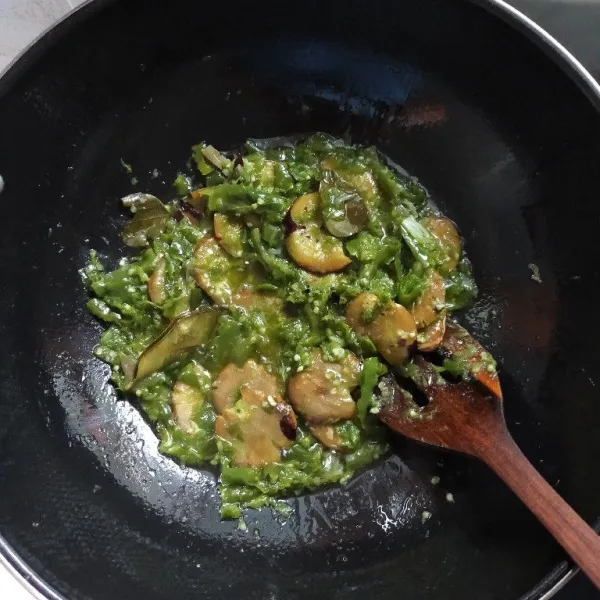 Aduk rata dan masak hingga bumbu meresap,lalu matikan api.