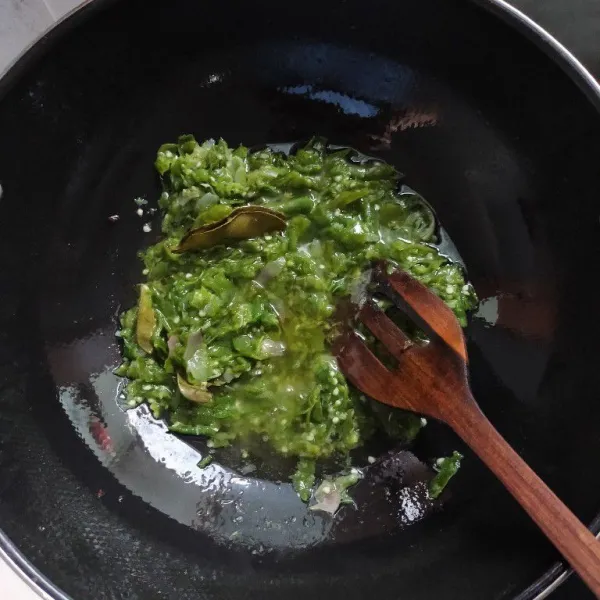 Panaskan minyak goreng, kemudian masukkan cabai hijau yang sudah di ulek tadi, tambahkan daun jeruk tumis hingga harum.