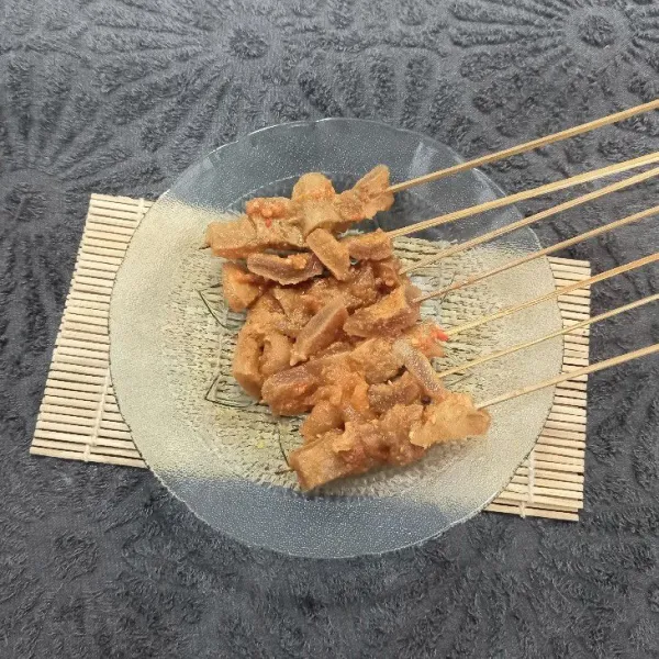 Tusuk kikil menggunakan tusukan sate. Lumuri tipis dengan bumbu tadi.