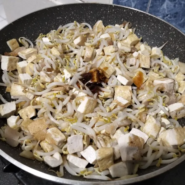 Beri garam, saos tiram dan penyedap. Aduk, tes rasa