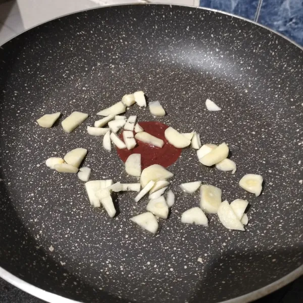 Kemudian tumis bawang putih sampai layu dan harum