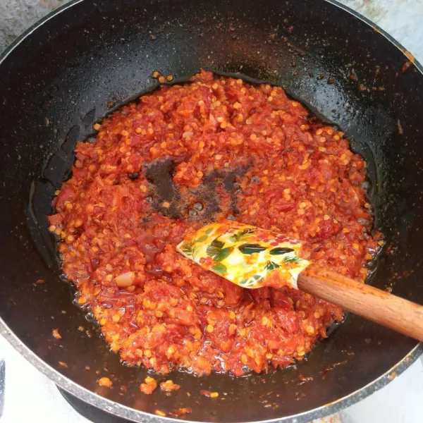 Tambahkan garam, gula pasir dan kaldu jamur. Aduk rata. Masak sampai matang. Icip rasa. Sajikan.