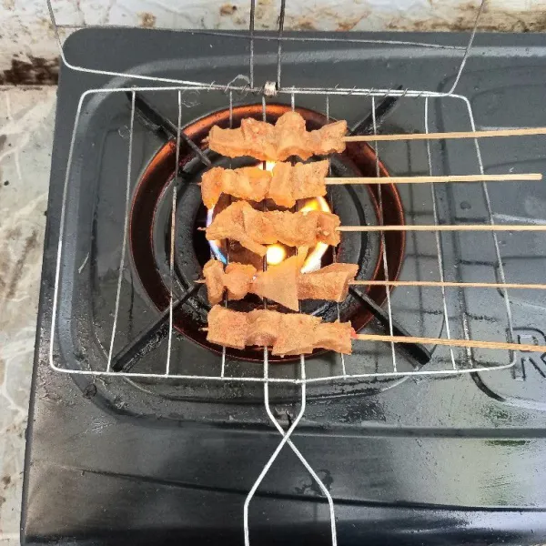 Bakar sate sampai aroma bakaran tercium wangi dan sedikit berubah warna kecoklatan.