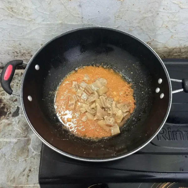Selanjutnya, masukkan potongan kikil. Masak sampai kikil tercampur dengan bumbu.