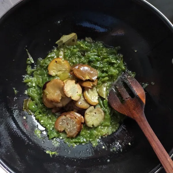 Masukkan jengkol.