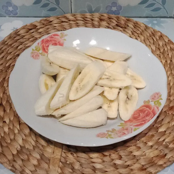 Potong-potong pisang kepok sesuai selera