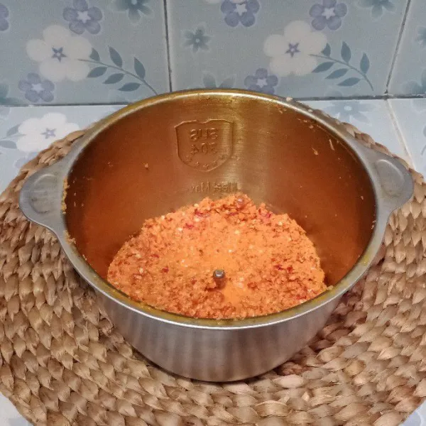 Haluskan bawang merah, bawang putih, cabe keriting merah, kunyit, jahe, dan lengkuas