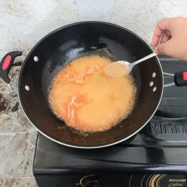 Masukkan 1 sdm kaldu bubuk instan. Koreksi rasa.