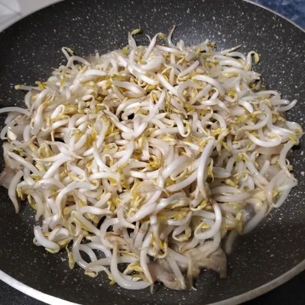 Masukkan taoge. Aduk sampai taoge layu