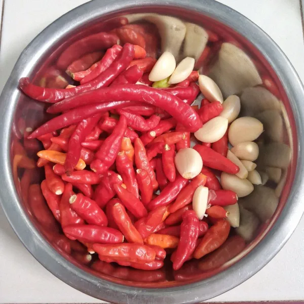 Siapkan bawang putih, cabai merah, dan cabai rawit.