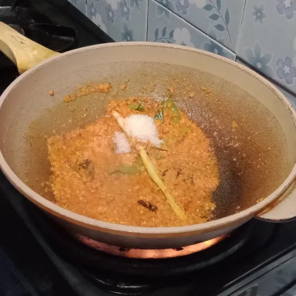 Setelah bumbu matang tambahkan kaldu bubuk, garam, gula pasir, dan sasa