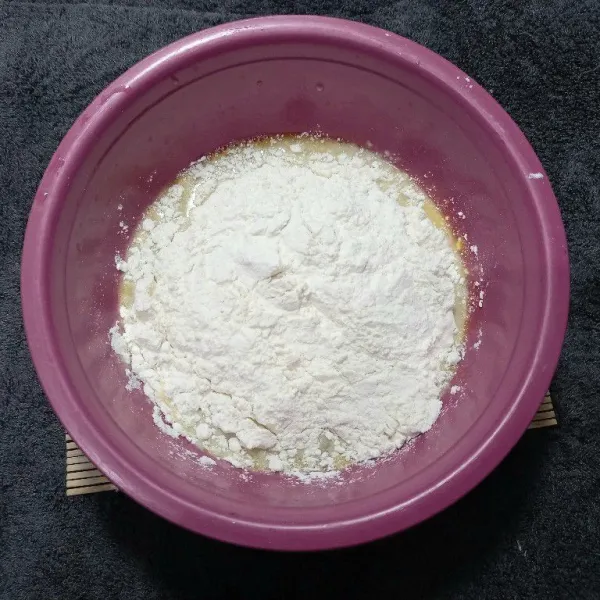 Masukkan tepung terigu. Aduk hingga tercampur rata.
