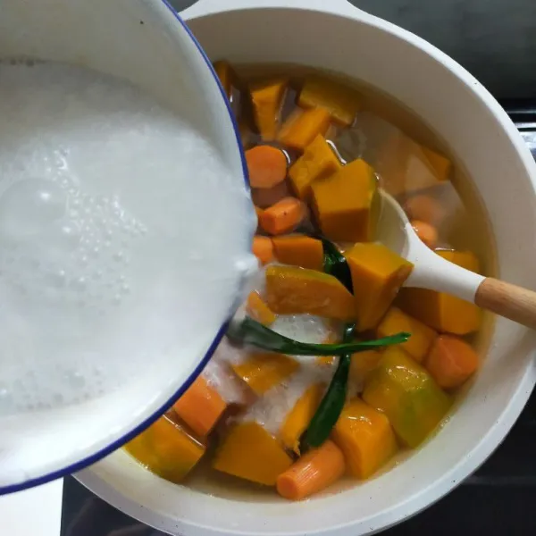 Masukkan juga santan.