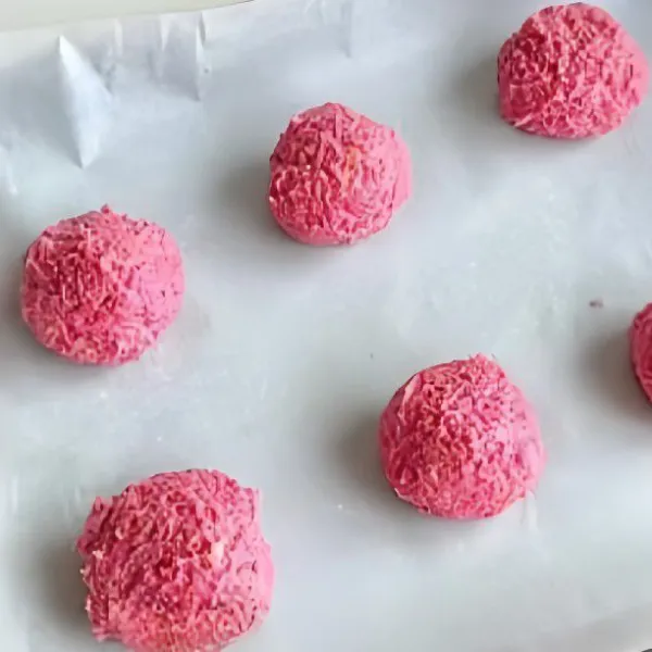 Bentuk adonan menjadi bola-bola kecil.