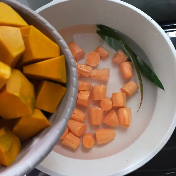 Setelah air mendidih, masukkan labu kuning dan ubi oren.