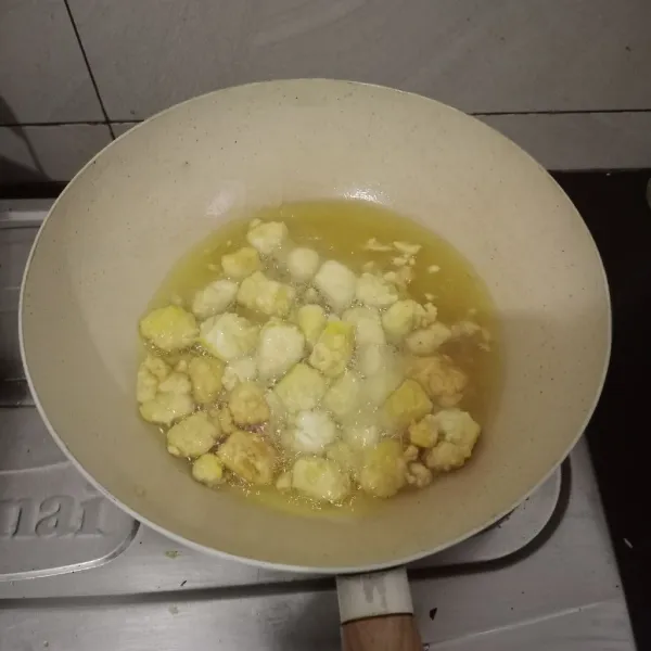 Goreng dalam minyak panas, aduk balik