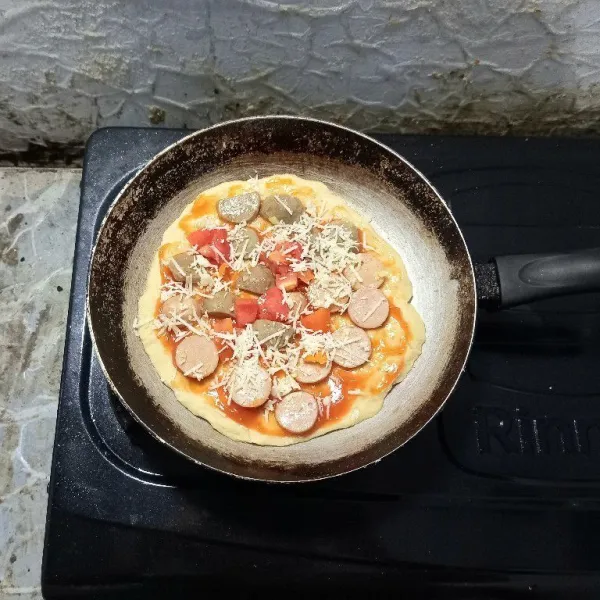 Taburkan keju yang telah diparut.