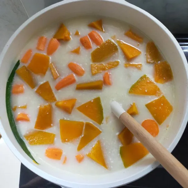Masak hingga gula larut dan santan mendidih,lalu matikan api.