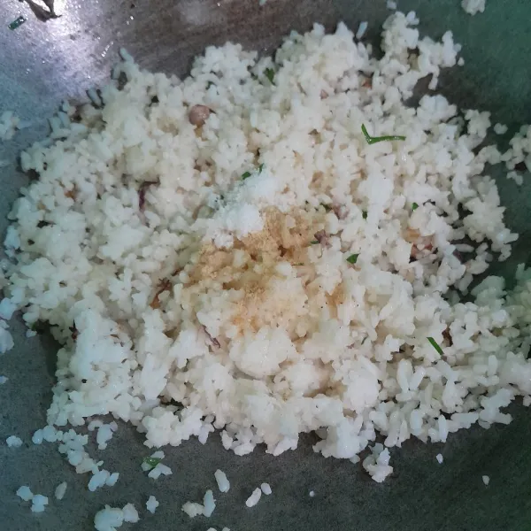 Masukan nasi, garam dan kaldu bubuk aduk rata siap di sajikan bersama ayam tepung