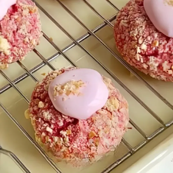 Tuang coklat tadi di atas biskuit bola-bola sebagai topping. Hiasi dengan tambahan bubuk strawberry dan parutan keju.