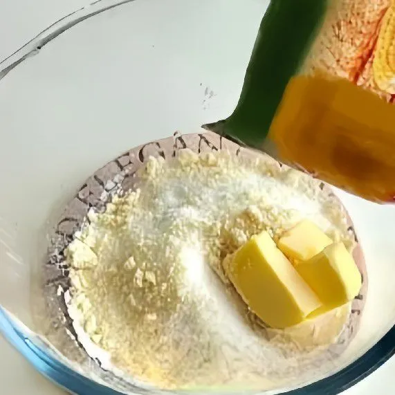 Hancurkan 80gr biskuit susu hingga halus, lalu masukkan ke dalam mangkuk.