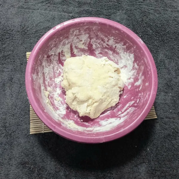 Aduk adonan hingga kalis.