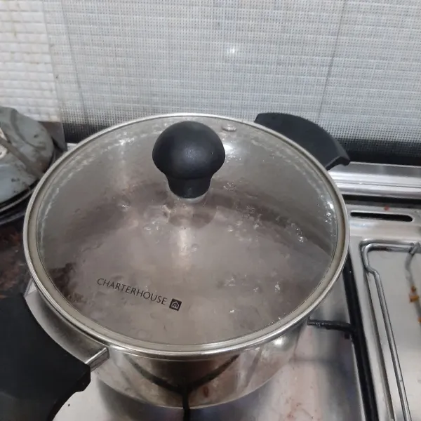 Rebus air hingga mendidih sambil menyiapkan bahan lain, air mendidih mempercepat proses masak