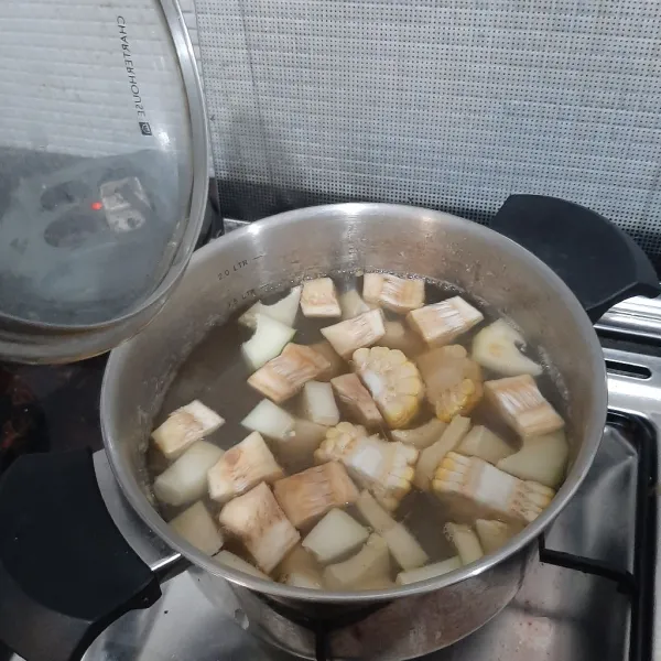 Masukan sayuran keras, tunggu hingga hampir matang, tes tusuk garpu pada pepaya atau nangka. Jika sudah bs di tusuk tapi masih agak keras berarti sudah hampir matang
