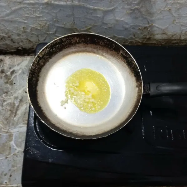 Tumis bawang putih menggunakan margarin sampai harum dan sedikit layu.
