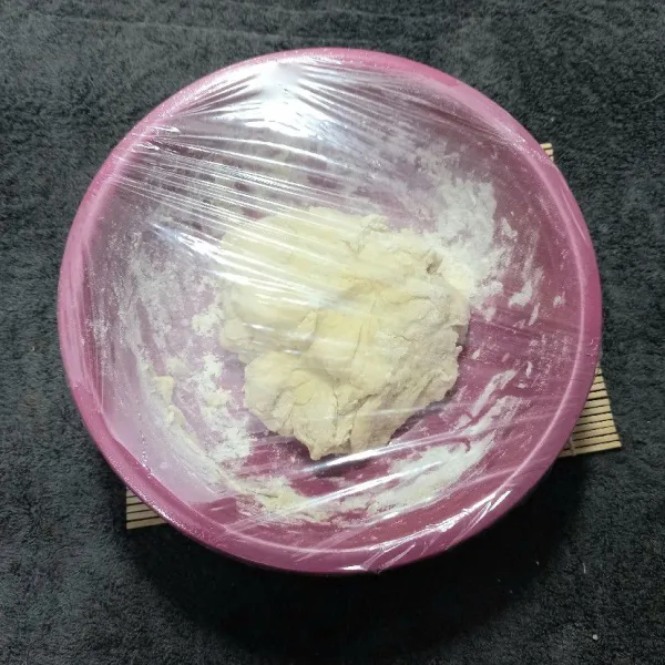 Diamkan adonan selama 30 menit dengan menggunakan wrapping.
