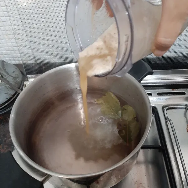 Msasukan bumbu halus kedalam air mendidih. Masak hingga bumbu wangi dan matang