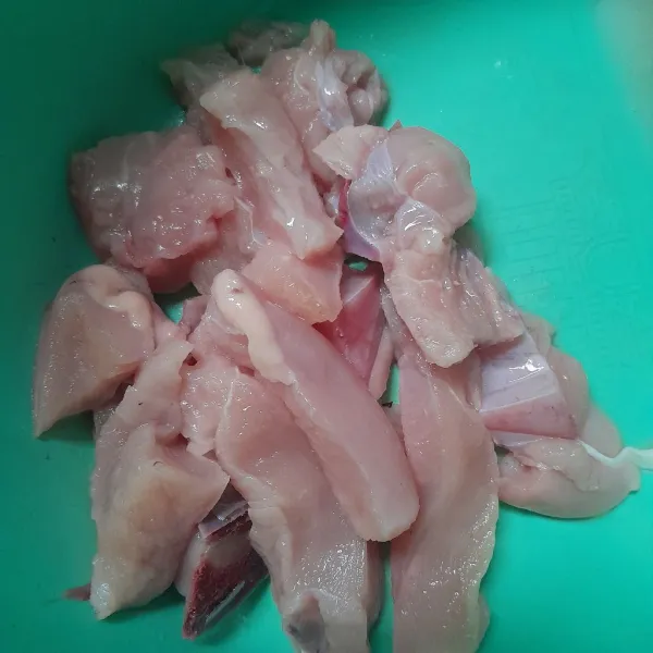 Cuci bersih ayam lalu potong-potong ayam