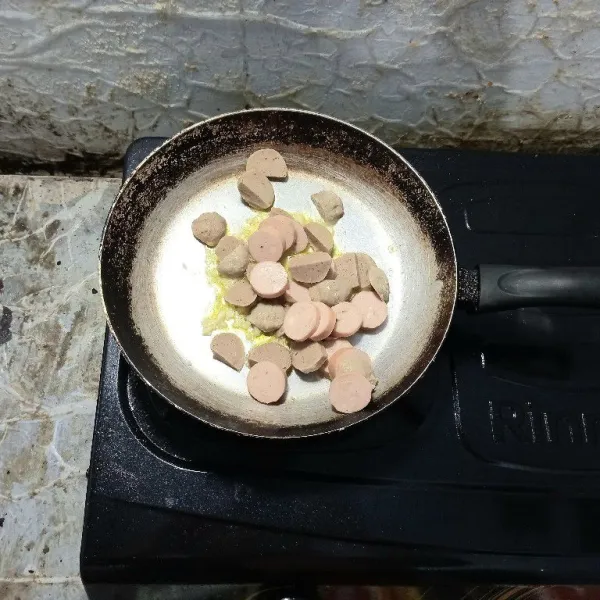 Masukkan sosis ayam dan bakso sapi. Aduk rata, lalu angkat dan tiriskan.