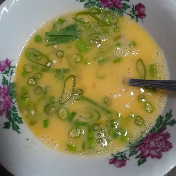 Masukan irisan cabe rawit dan daun bawang