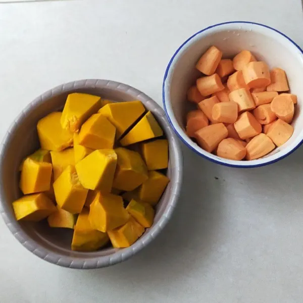 Siapkan labu kuning dan ubi oren, kemudian potong-potong lalu cuci bersih dan tiriskan.