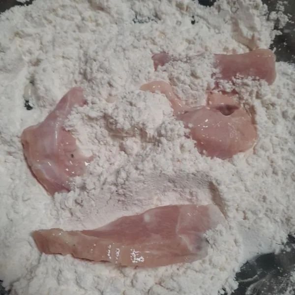 Gulingkan ke tepung kering, lakukan sampai 2x penepungan