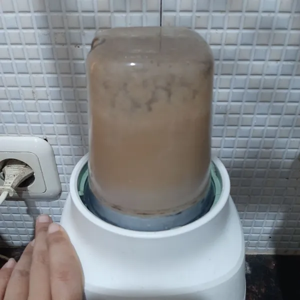 Blender/haluskan : bawang, daun bawang, ketumbar, terasi, gula dan garam. Tips agar halus :Tambahkan air hingga setinggi bahan bahan saat blender