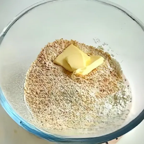 Masukkan 20gr gula halus dan 15gr mentega tawar, aduk hingga rata.