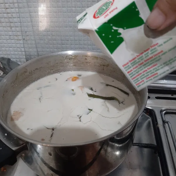 Masukan sayuran mudah matang, tunggu hingga matang, lalu masukan santan dan aduk rata hingga santan mendidih kembali agar tidak pecah santan, matikan kompor hilangkan uapnya, tes rasa jika merasa di butuhkan tambahkan garam dan kaldu ayam bubuk. Siap sajikan