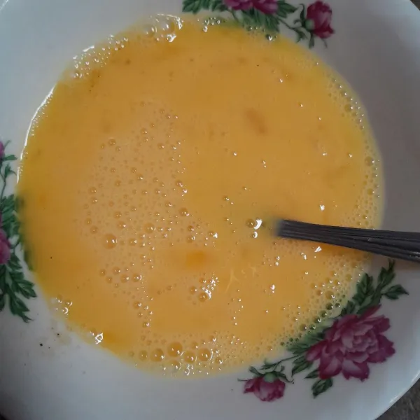 Kocok lepas telur, masukan garam dan kaldu bubuk