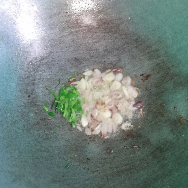 Tumis bawang merah, bawang putih dan irisan daun jeruk sampai harum