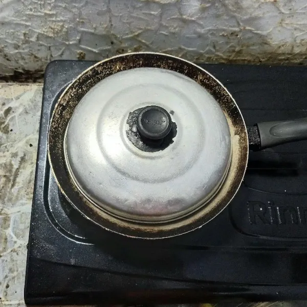 Pizza siap untuk di masak dengan api sedang.